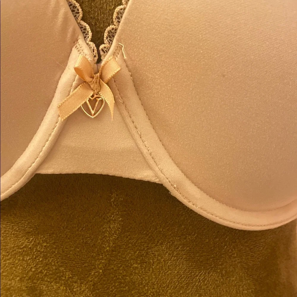 VICTORIA’S SECRET. Elegant Cream Underwire Bra